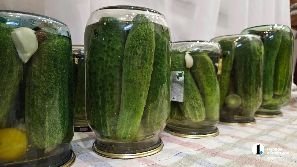 Вздутая крышка и слизь: когда банку с огурцами пора выбросить