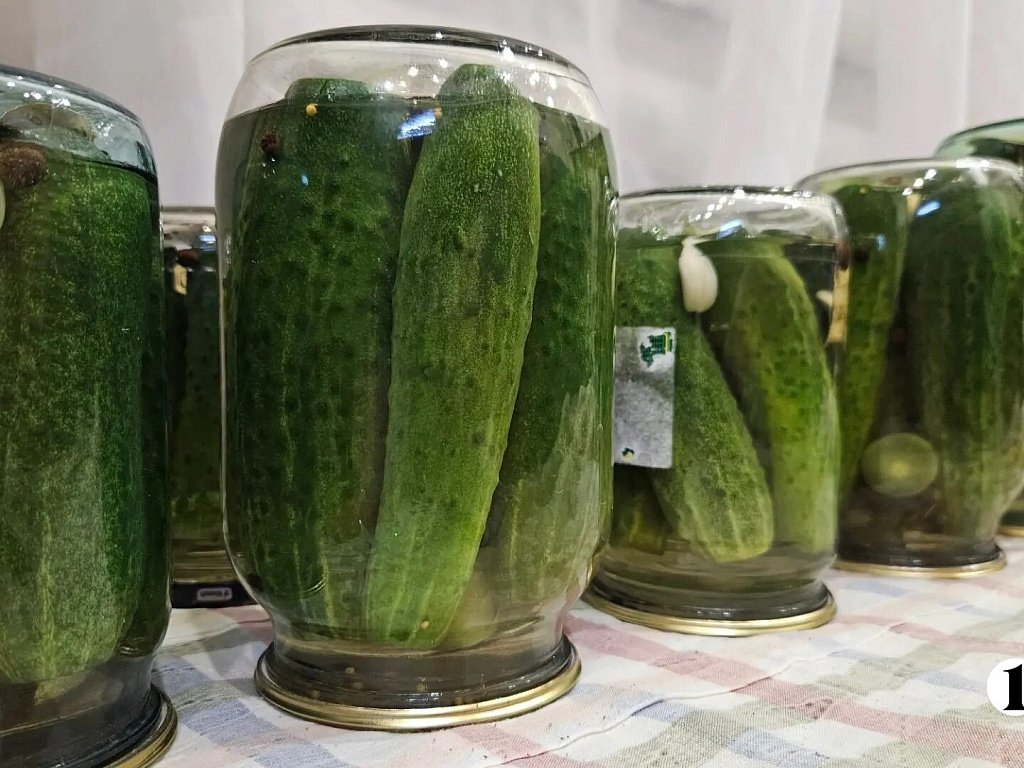 Вздутая крышка и слизь: когда банку с огурцами пора выбросить