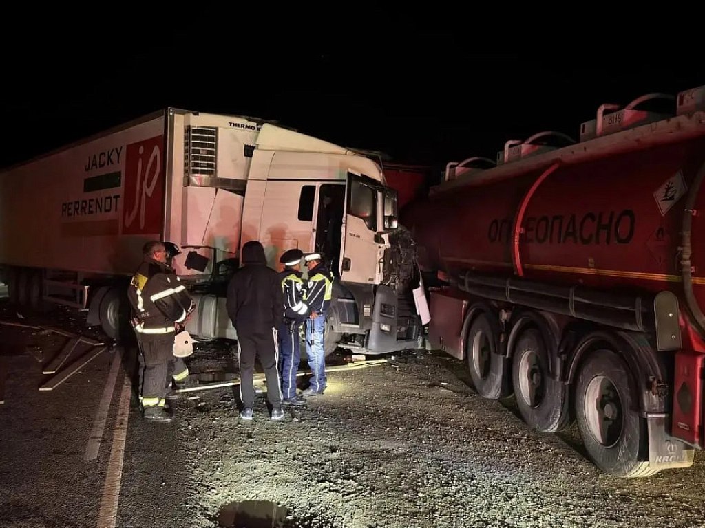 На трассе М‑5 под Симом фура вылетела на встречку и столкнулась с двумя машинами