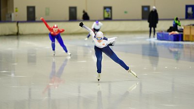 Челябинские конькобежки открыли новый сезон победами на льду «Уральской молнии»