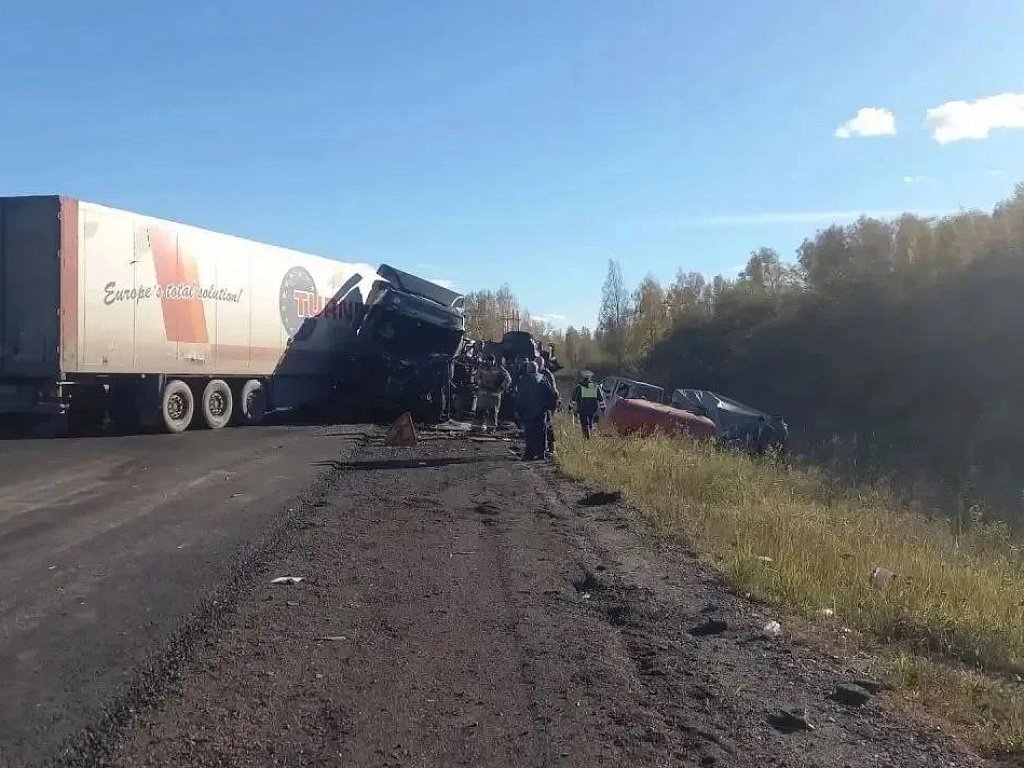 Фура врезалась в дорожную технику на трассе М‑5 под Челябинском