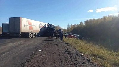 В Госавтоинспекции рассказали подробности ДТП на трассе Челябинск — Екатеринбург  По предварительным данным, водитель грузового автомобиля «Вольво» (мужчина 1975 года рождения), ехавший из Перми в Челябинск, не справился с управлением. В районе деревни Ур