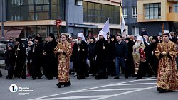 Тысячи верующих прошлись крестным ходом в Челябинске 