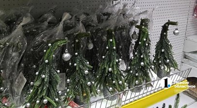В магазинах Челябинска в октябре выложили товары к Новому году