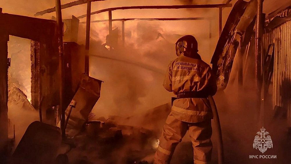 На пожаре в частном секторе Челябинска спасли женщину