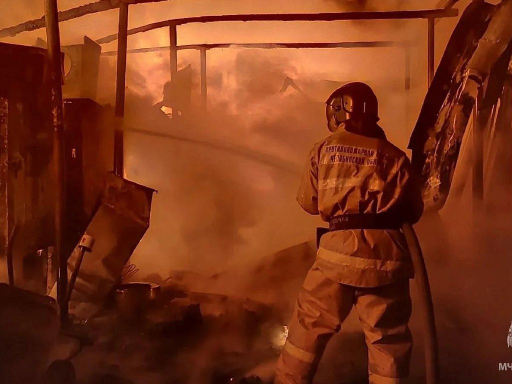 На пожаре в частном секторе Челябинска спасли женщину