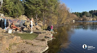 Челябинцы устроили купания в карьере в теплый октябрьский день