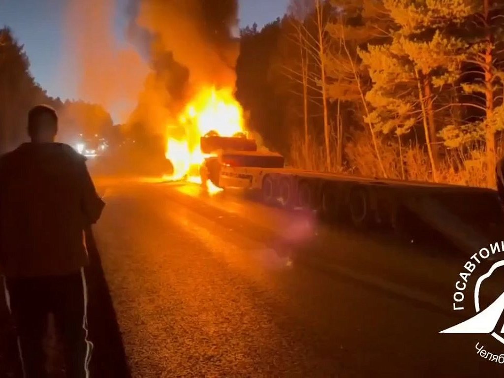 На трассе М‑5 в районе Юрюзани загорелась фура
