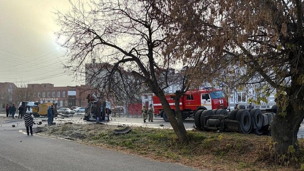 В Миассе пьяный водитель грузовика протаранил трактор
