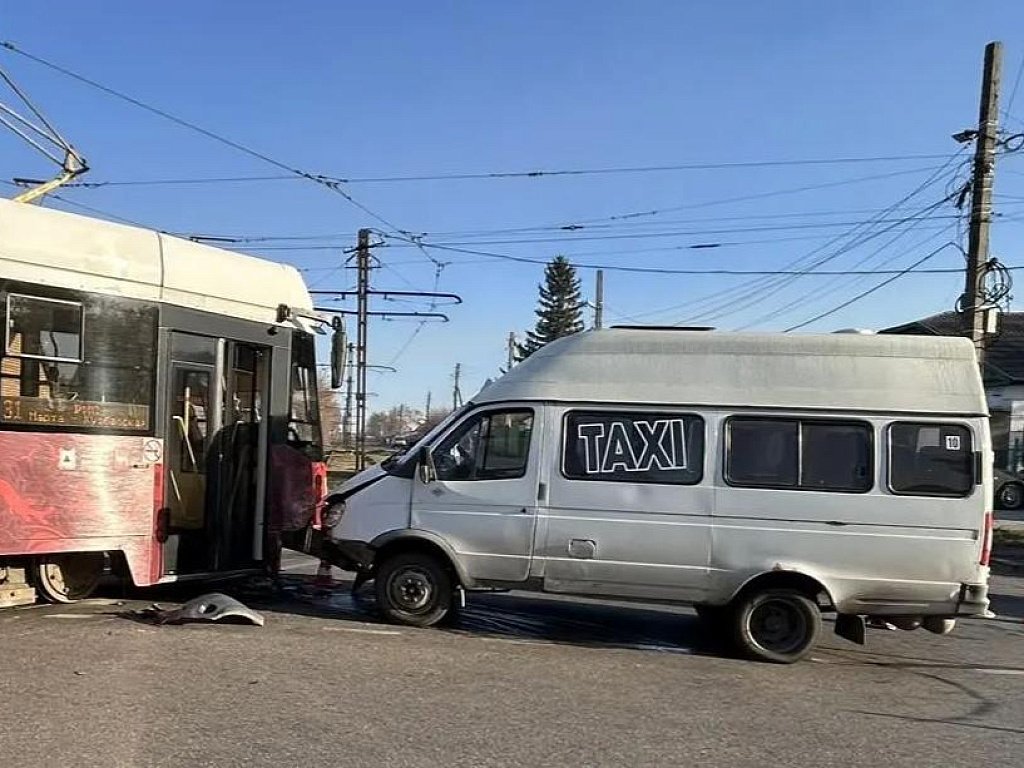 В Магнитогорске водитель маршрутки врезался в трамвай
