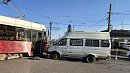 В Магнитогорске водитель маршрутки врезался в трамвай