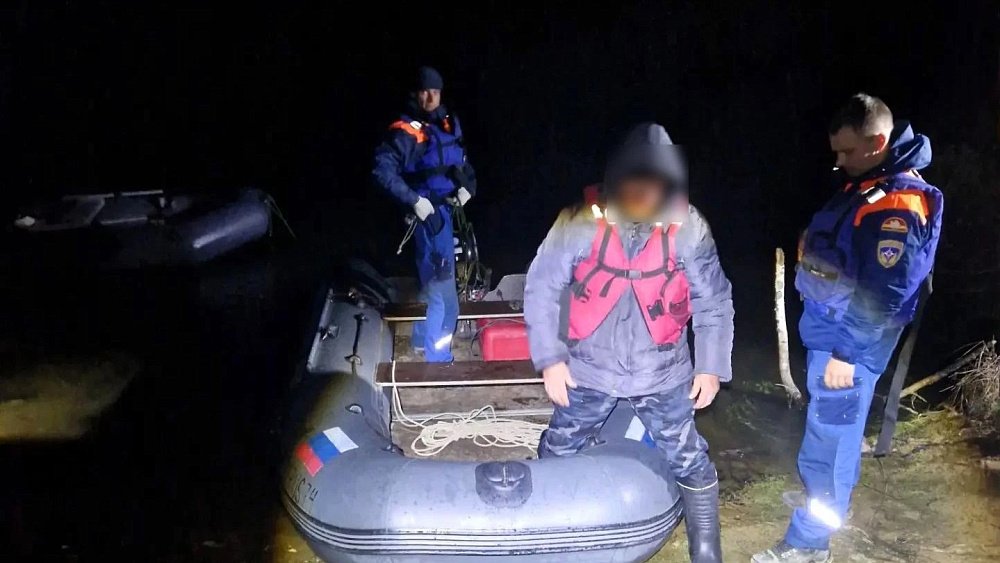 На Аргазях спасатели эвакуировали рыбака с разряженным аккумулятором лодки