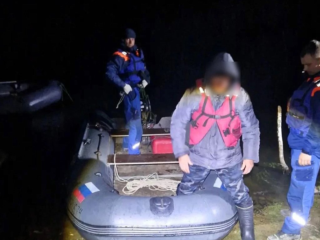 На Аргазях спасатели эвакуировали рыбака с разряженным аккумулятором лодки