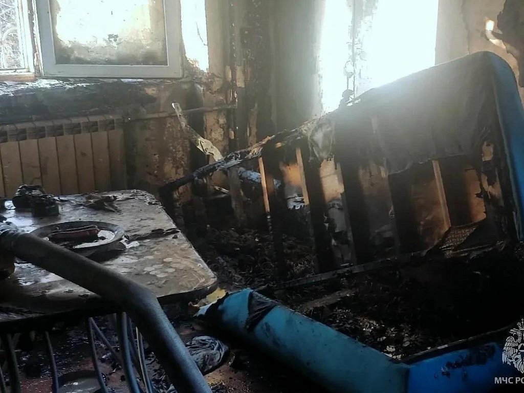 На пожаре в пятиэтажке Челябинска погибла женщина