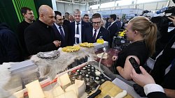 Артем Жога оценил достижения Челябинской области на агропромышленной выставке