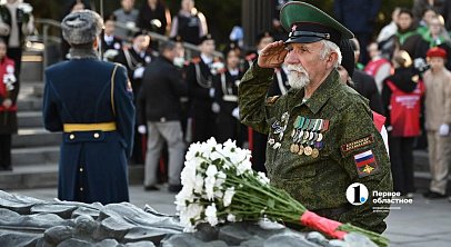 В Челябинске у Вечного огня почтили память солдат и поддержали акцию «Огни Победы»