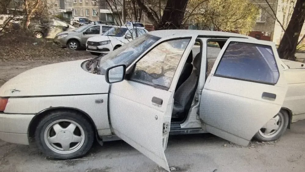 В Челябинске пьяный мужчина не смог угнать ВАЗ, запутавшись в проводке