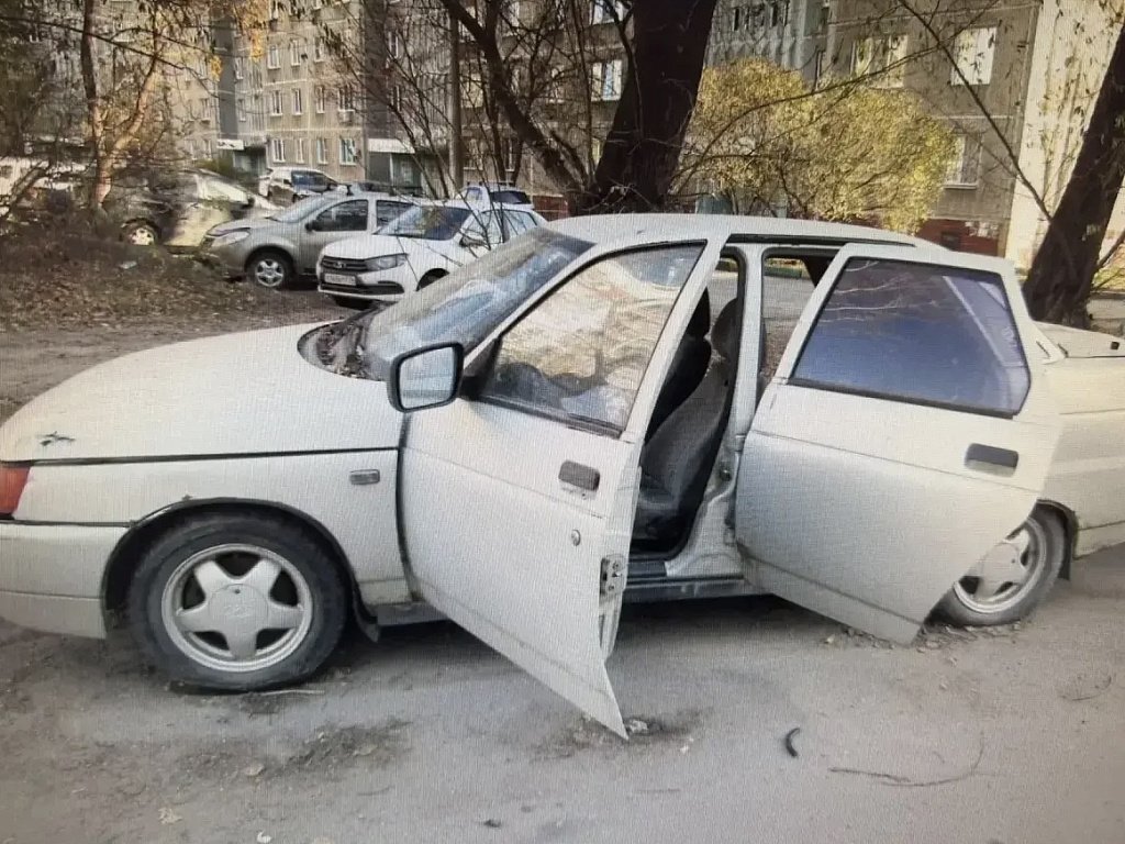 В Челябинске пьяный мужчина не смог угнать ВАЗ, запутавшись в проводке