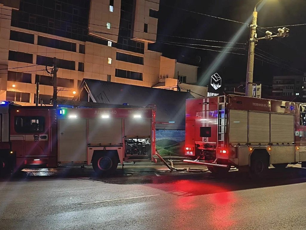 В Челябинске ночью загорелась крыша благотворительной столовой