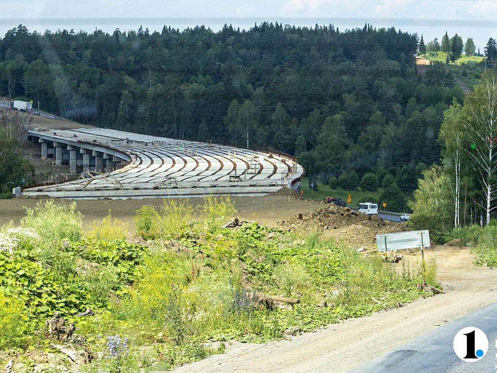 На Симской эстакаде рабочие приступили к укладке асфальта