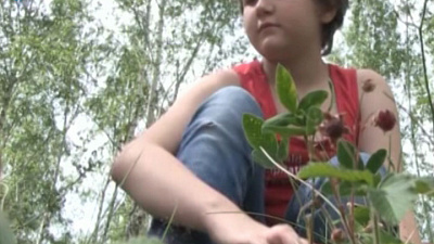 Школьница из Миасса продает ягоды и овощи, чтобы купить себе собаку