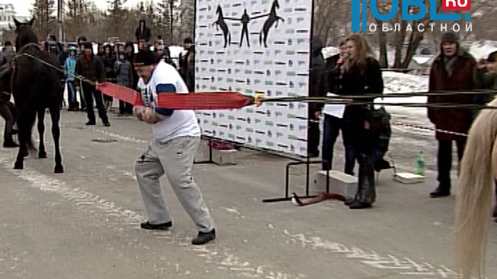 Стронгмен Эльбрус Нигматуллин показал трюк с лошадьми