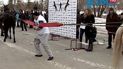 Стронгмен Эльбрус Нигматуллин показал трюк с лошадьми