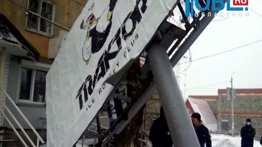 Рекламный билборд, рухнувший на тротуар, был установлен без согласования с коммунальщиками