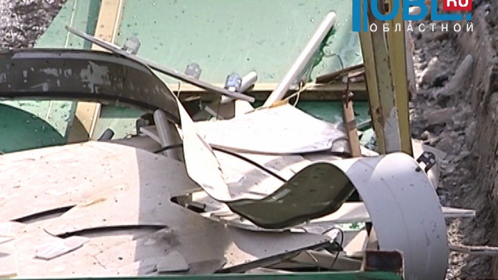 Упавший снег с крыше сорвал вывеску магазина в центре Челябинска