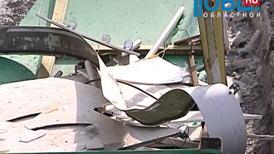 Упавший снег с крыше сорвал вывеску магазина в центре Челябинска