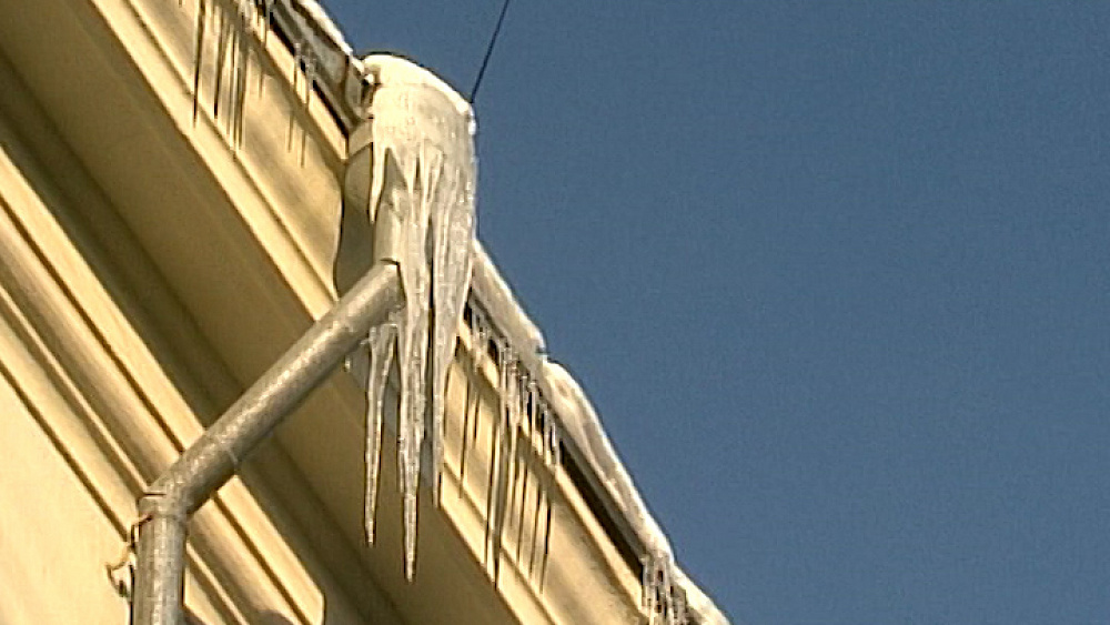 Челябинская область начала борьбу с наледью и сосульками 