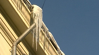 Челябинская область начала борьбу с наледью и сосульками 