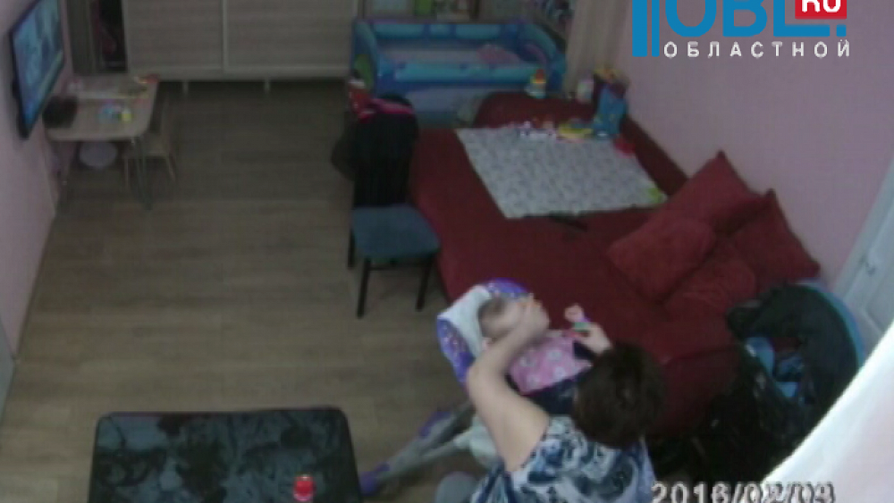 Родители сняли издевательства няни над больным ребенком 