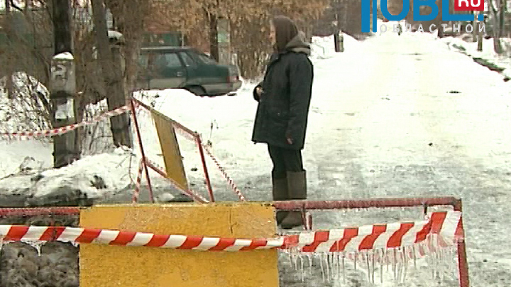 Из-за коммунальной аварии бьет фонтан высотой в три метра