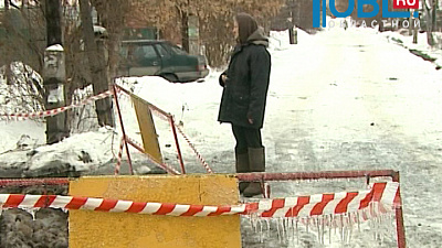 Из-за коммунальной аварии бьет фонтан высотой в три метра