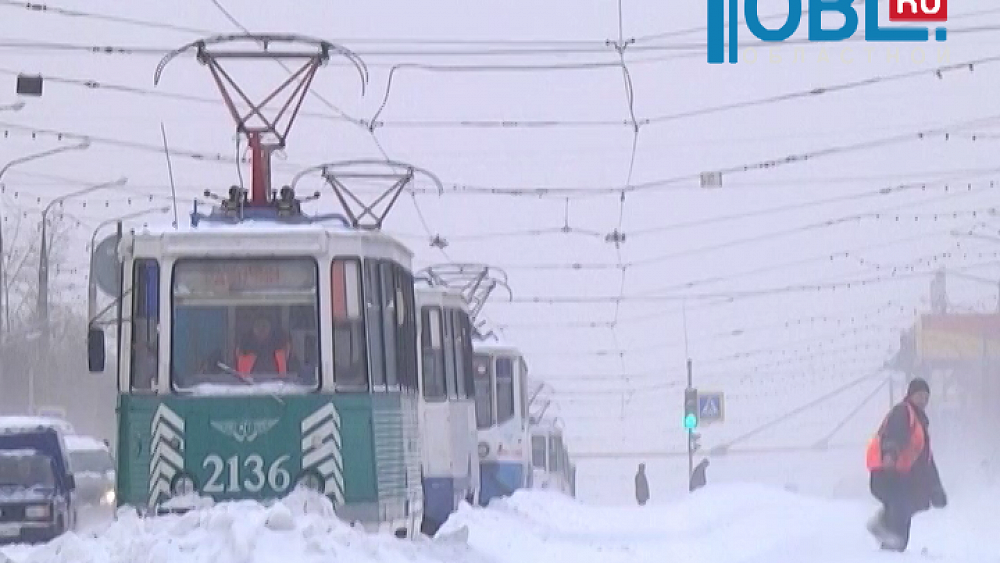 Из-за обильного снегопада в городе встали трамваи