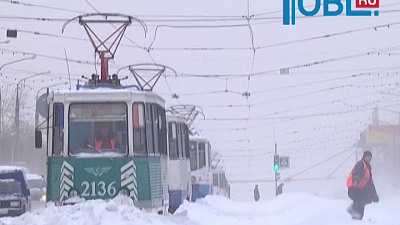 Из-за обильного снегопада в городе встали трамваи