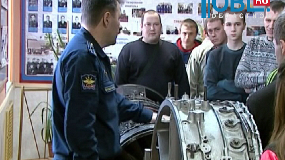 На день открытых дверей в филиал учебно-научного центра ВВС пришли 350 юношей и их родителей