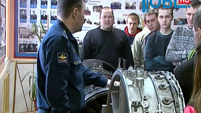 На день открытых дверей в филиал учебно-научного центра ВВС пришли 350 юношей и их родителей