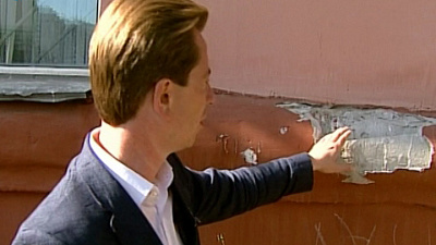  Владимир Бурматов проверил капитальный ремонт пятиэтажки на Свердловском проспекте