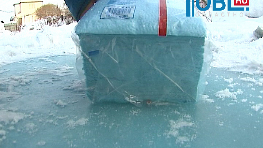 В Челябинске появились синие сугробы