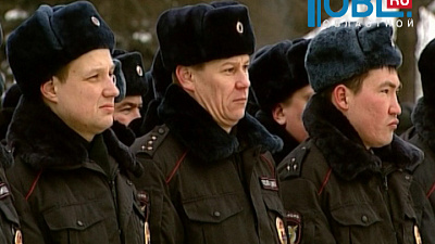 Участковым полиции вручили ключи от квартир и служебный транспорт