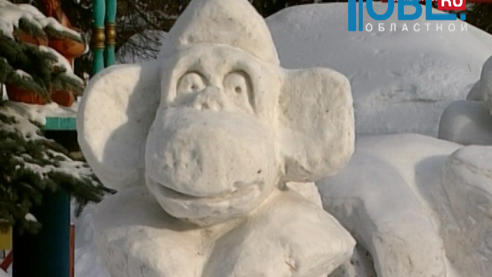 Горожане загадывают желания у снежных обезьян