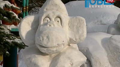 Горожане загадывают желания у снежных обезьян