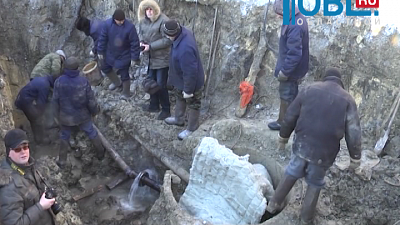 Коммунальщики устраняют аварию на водоводе под Озерском