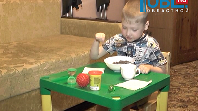 Пятилетнему мальчику необходим тренажер, чтобы научиться ходить