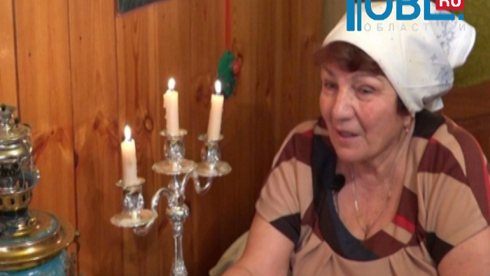 Девушки во время святок гадают на суженого и богатство 