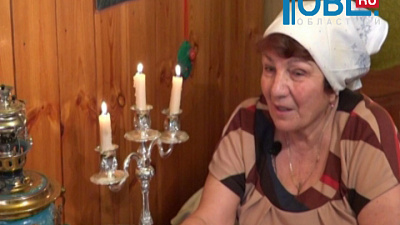 Девушки во время святок гадают на суженого и богатство 