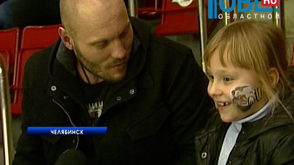 Игрок «Трактора» поздравил с Новым годом обладателей счастливых мест в арене