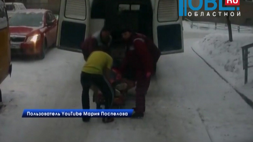 Жители сняли на видео, как пациента "скорой помощи" тащили по лестнице
